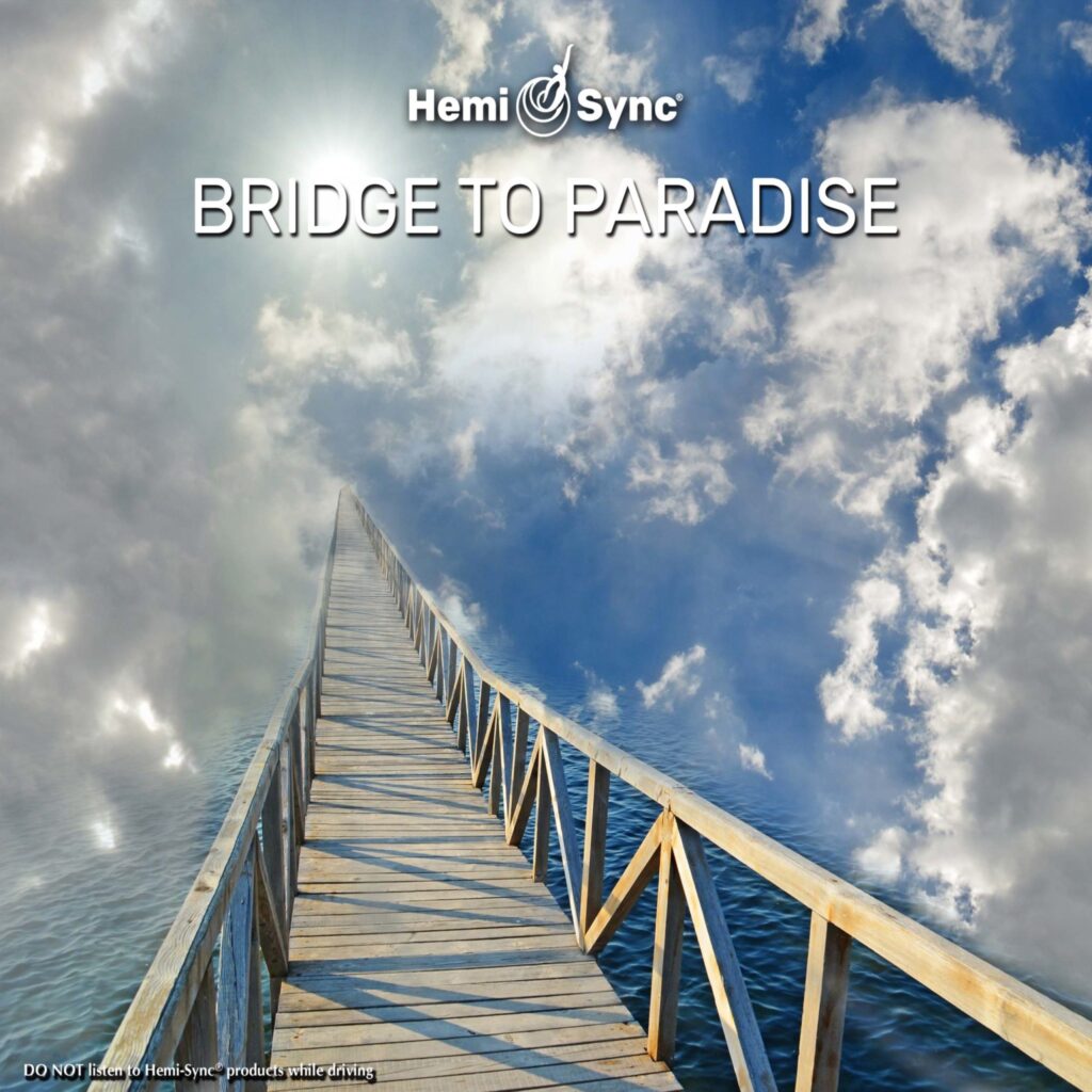 Carátula del disco de Hemi Sync BRIDGE TO PARADISE: puente de madera hacia el cielo sobre aguas azules, entre cielo nublado con sol brillante