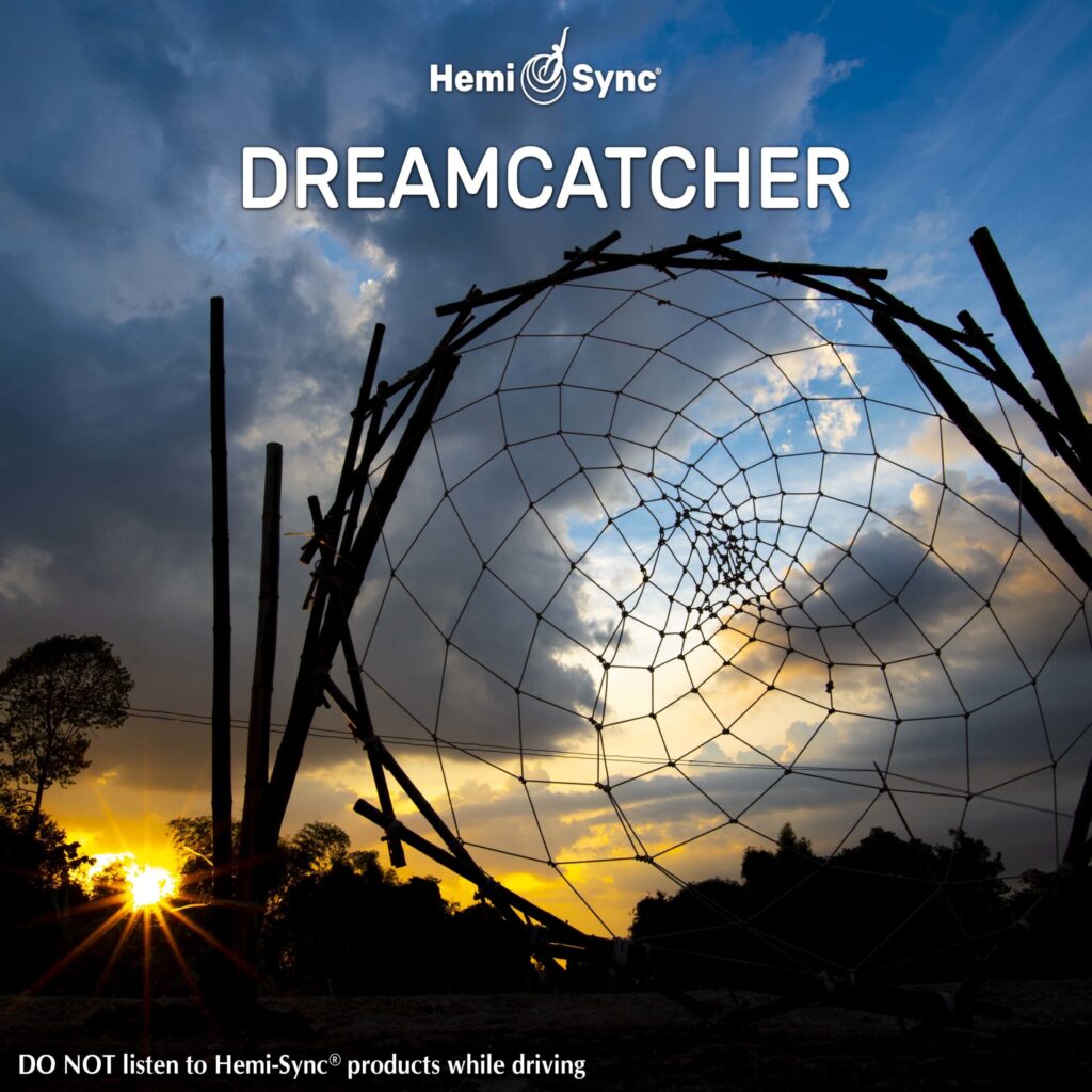 Carátula del disco de Hemi Sync DREAMCATCHER: atrapasueños gigante formado por palos sobre atardecer con cielo nublado de fondo