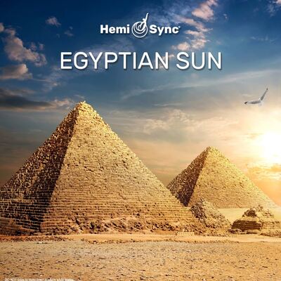 Carátula del disco de Hemi Sync EGYPTIAN SUN: fotografía de las pirámides de Egipto con cielo nuboso y ave sobrevolándolas