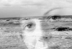 fotografía en blanco y negro con rostro de mujer fusionado con olas en el mar