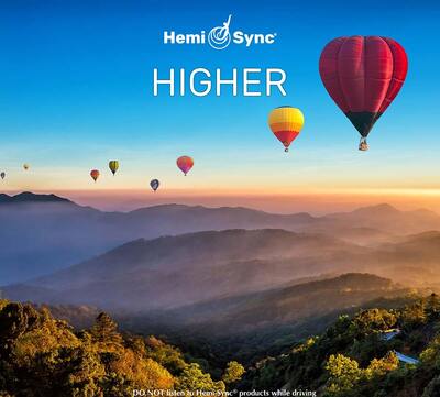 Carátula del disco de Hemi Sync HIGHER: varios globos aeroestáticos sobrevolando montañas con niebla, sobre cielo azul, al amanecer o atardecer