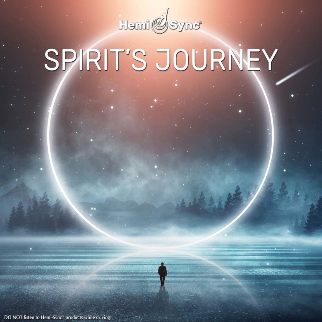 Carátula del disco de Hemi Sync SPIRIT'S JOURNEY: silueta de hombre pequeñito caminando por inmensa llanura hacia bosque entre brumas, con un círculo brillante y su reflejo