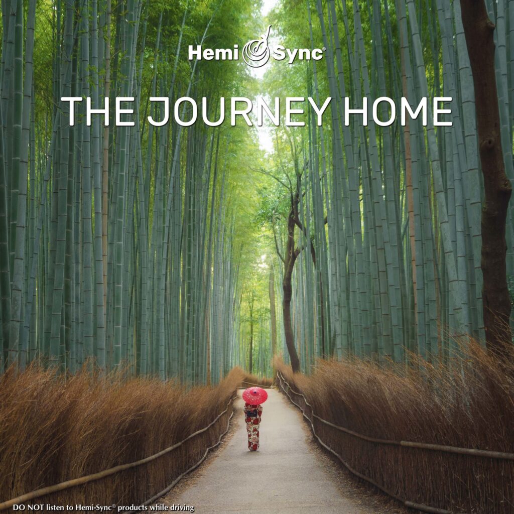 Carátula del disco de Hemi Sync THE JOURNEY HOME: persona pequeñita con un paraguas rojo caminando por un camino que atraviesa un bosque de bambús muy altos