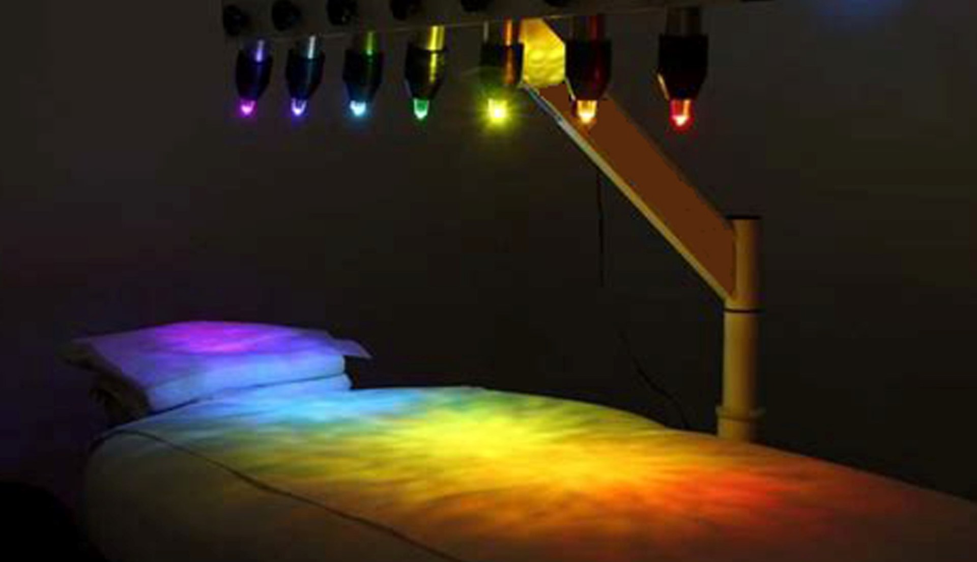 Cama de cristal: cama con un brazo con luces de diferentes colores encendidas