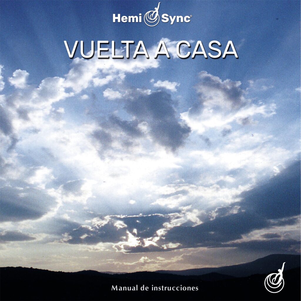 Carátula del disco de Hemi Sync VUELTA A CASA: cielo nublado con destellos del sol entre las nubes y montañas oscuras en la parte baja