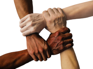 Cuatro manos entrelazadas de cuatro personas de diferente color de piel, agarrándose por las muñecas unas a otras