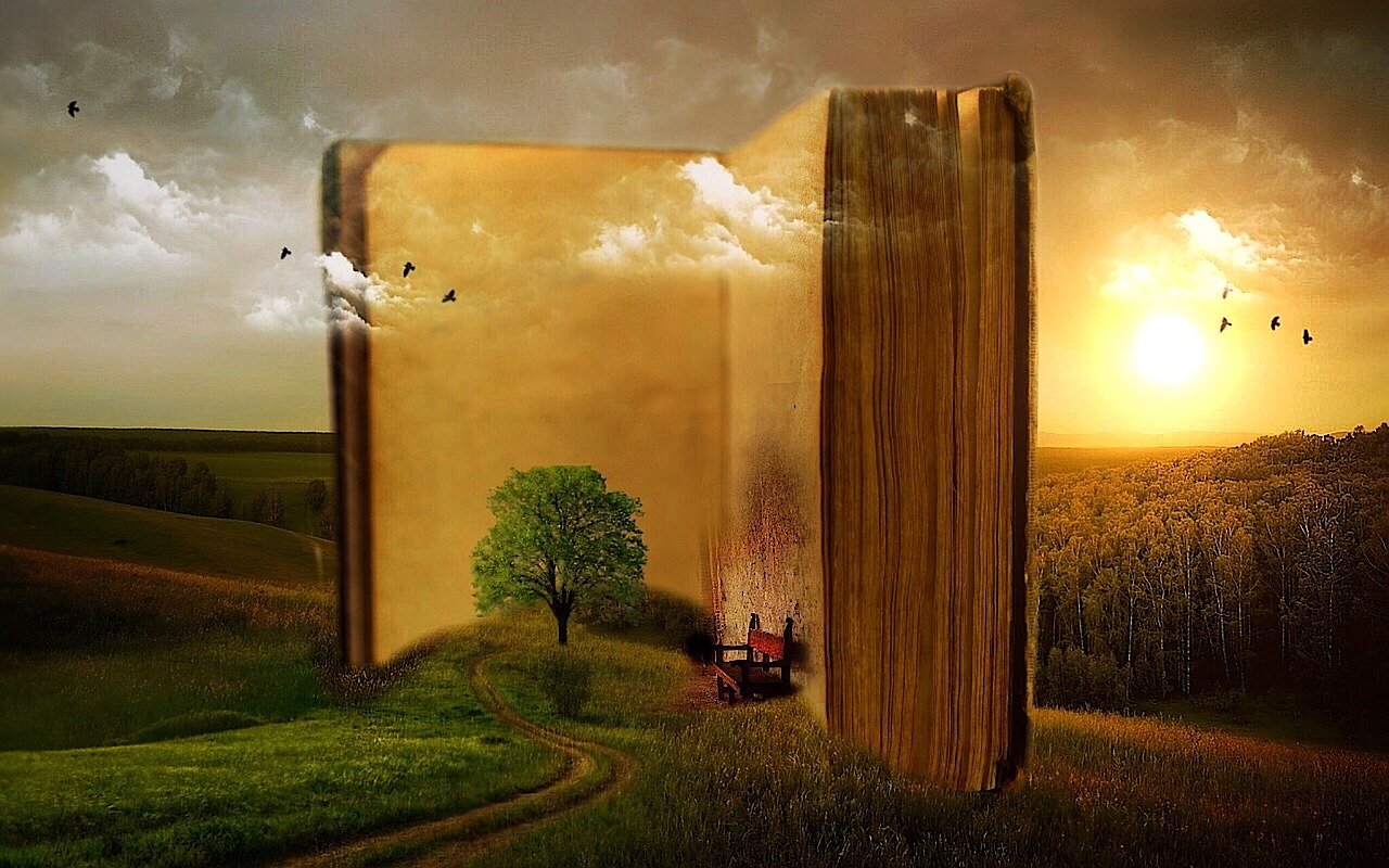 Libro antiguo en medio de un campo con un bosque, atardeciendo, cielo de nubes, con un árbol y un banco, fusionándose el paisaje con las páginas del libro