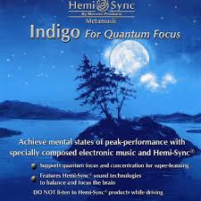 Carátula del disco de Hemi Sync INDIGO For Quantum Focus: Isla en medio de un lago con siluetas de árboles, cielo estrellado con gran luna y horizonte de montañas al fondo, todo en tonos azules