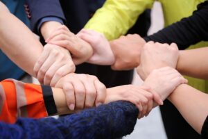Manos entrelazadas como símbolo de cooperación.